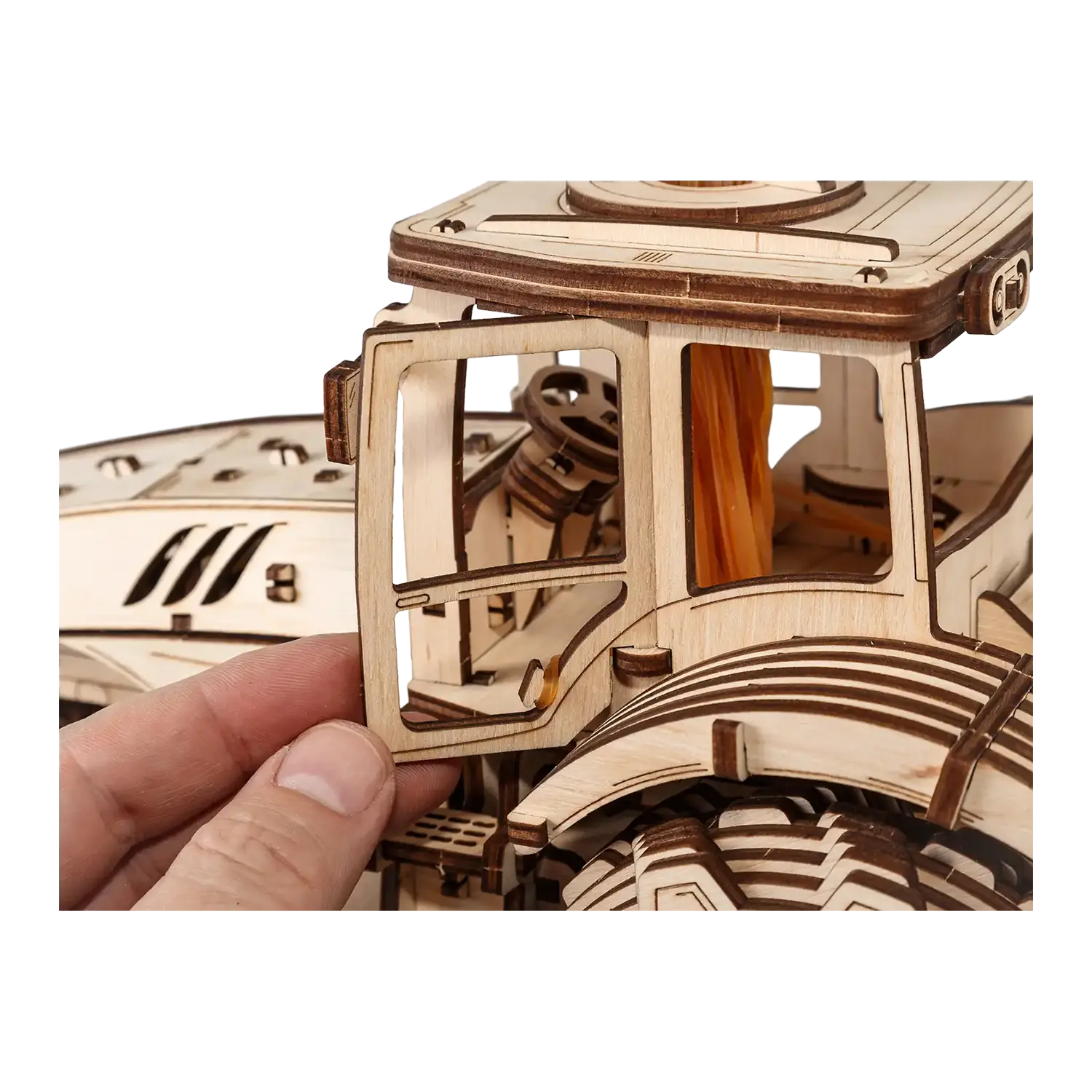 Handzusammenbau des 3D-Holzpuzzles Traktor's Kabine, wie responsive Design.