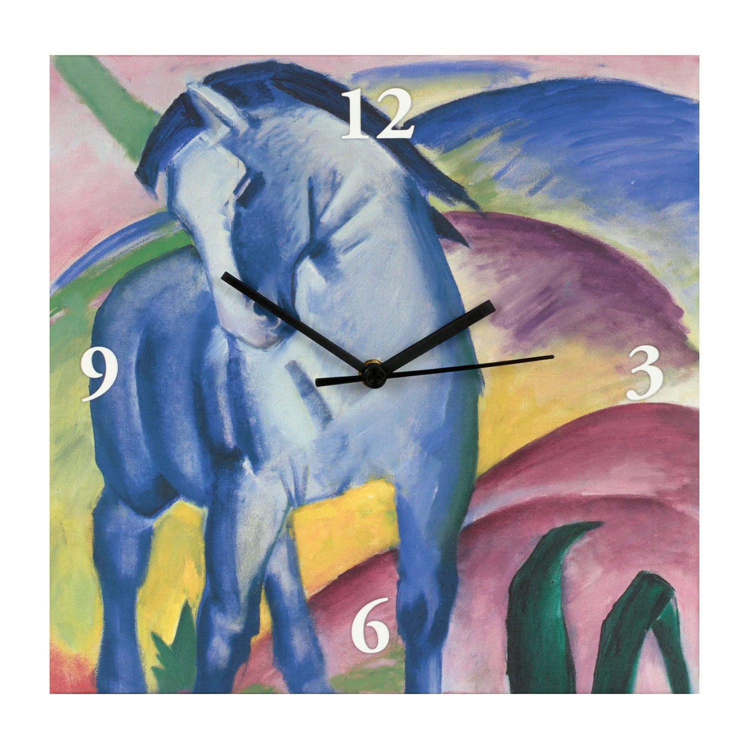 Die Wanduhr „Blaues Pferd I“ zeigt ein beeindruckendes Gemälde, inspiriert von Franz Marcs Kunst, vor einem lebendigen abstrakten Hintergrund. Sie verfügt über weiße Ziffern bei 12, 3, 6 und 9, während schwarze Zeiger elegant auf 11:10 Uhr zeigen.