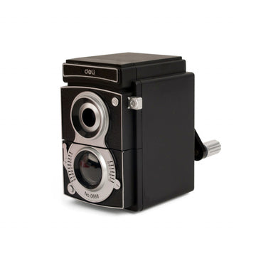 Ein schwarzer Anspitzer im Vintage-Stil in Form einer alten Spiegelreflexkamera mit Kurbel – ein idealer Schreibtisch-Eyecatcher, isoliert auf weißem Hintergrund.