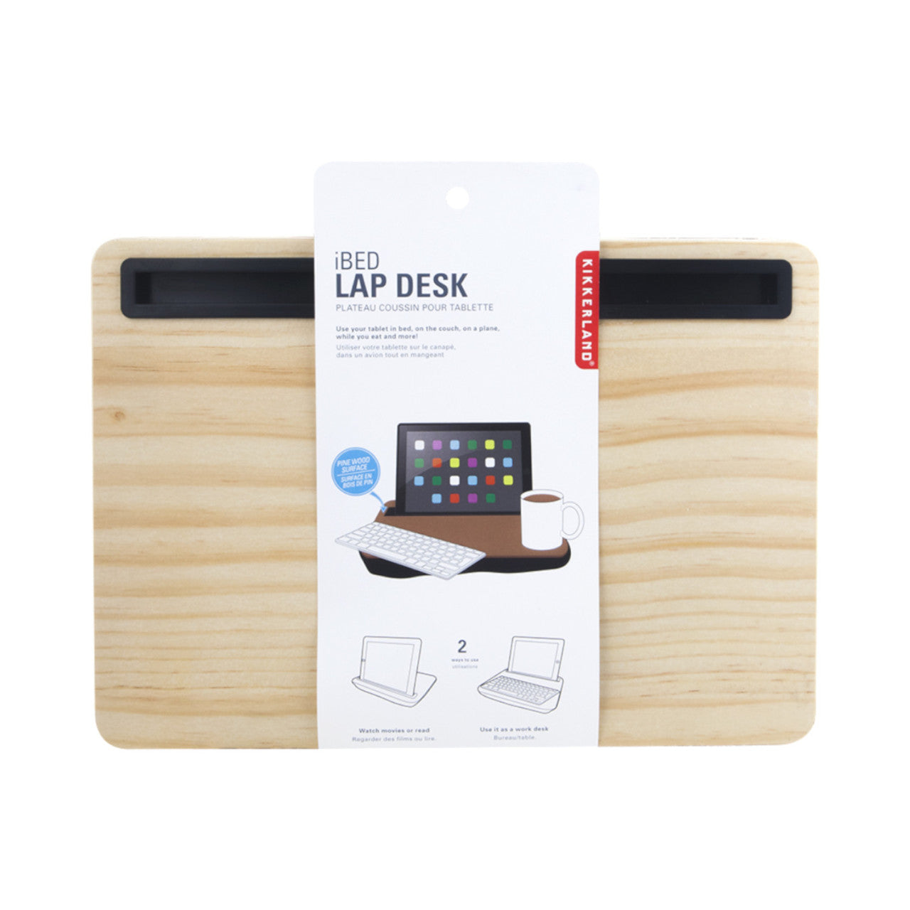 Hölzerner iBed Lap Desk mit einer schwarzen Tablet-Halterung, einem Steckplatz für Geräte und einem oben angebrachten Verpackungsetikett – perfekt als Knieablage für die bequeme Verwendung überall.