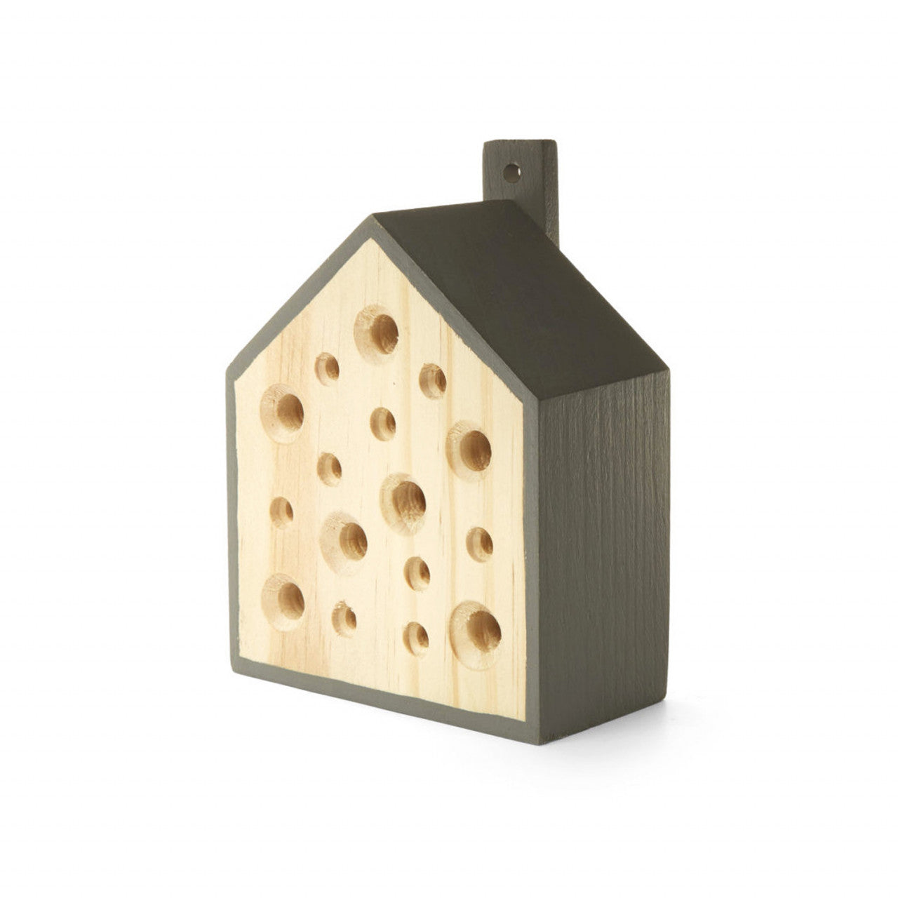 Hölzerne Bienenhäuser für Solitärbienen mit verschieden großen Löchern auf einer hellen Vorderseite und dunkel lackierten Seiten, ideal zum Anlocken nützlicher Bestäuber; isoliert auf weißem Hintergrund.