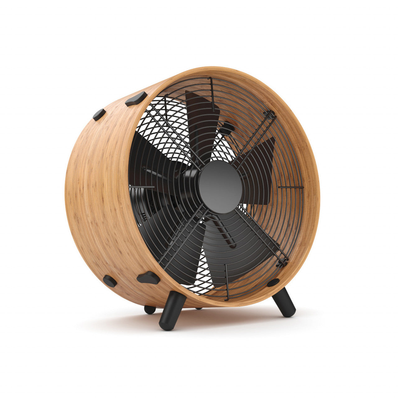 Ein moderner elektrischer Ventilator mit Holzrahmen und schwarzen Ventilatorflügeln, der auf drei schwarzen Beinen steht und einen eleganten Bambus-Ring aufweist, isoliert auf weißem Hintergrund.