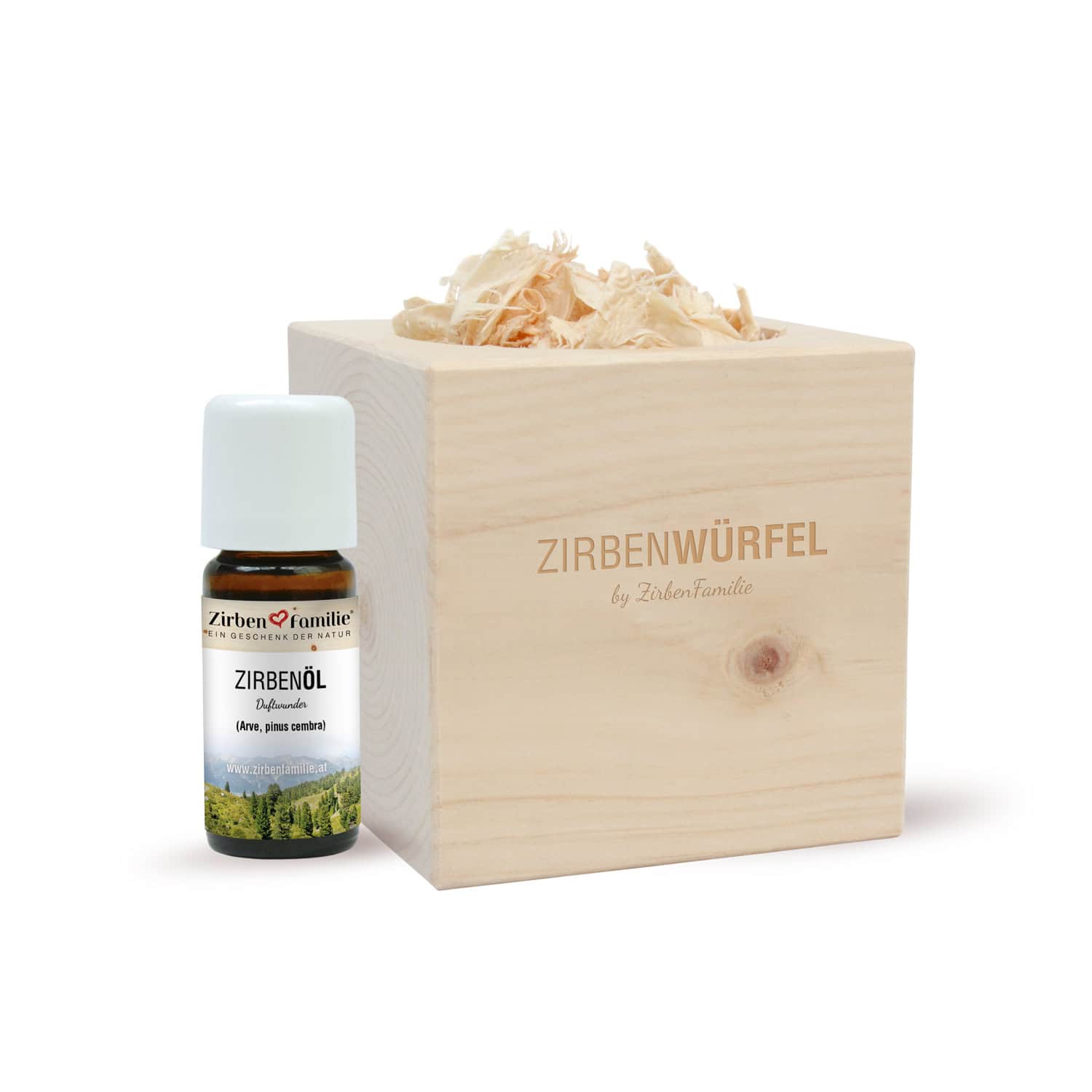 Der Zirbenwürfel ist mit Zirbenspänen gefüllt und gemeinsam mit dem Zirbenöl abgebildet. 