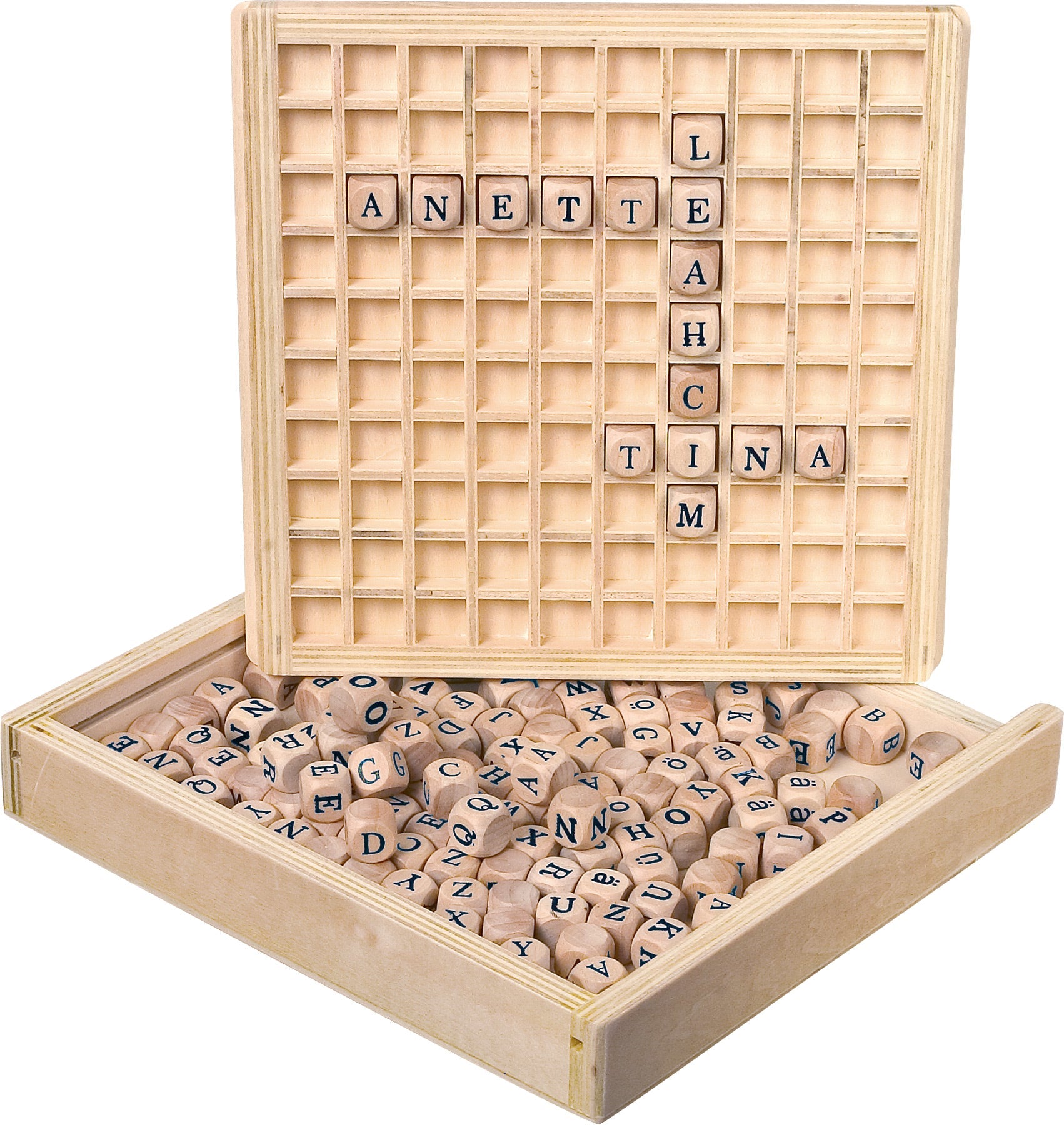 Hölzerne Buchstabenwürfel mit den Buchstaben ANETTE, LEAH, CINA und TINA auf einem Holzgitter in diesem Wortlegespiel, mit zusätzlichen Würfeln unten. Hergestellt aus 100 % FSC®-zertifiziertem Holz.