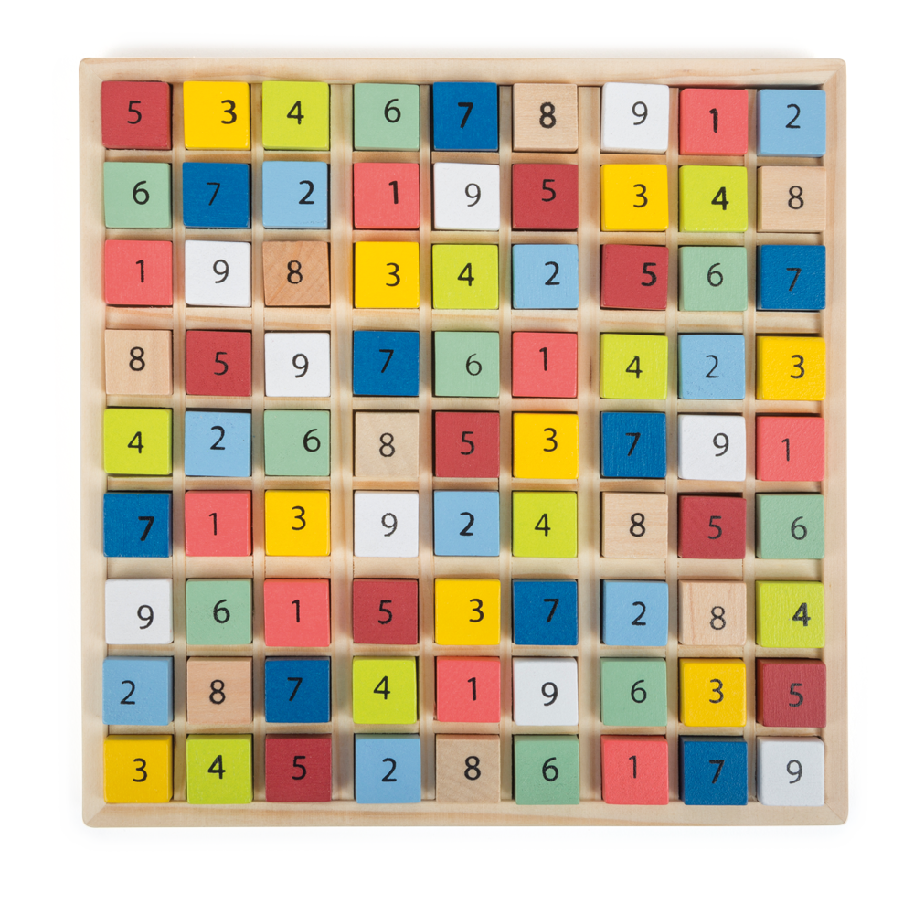 Holzbrett mit bunten, nummerierten Blöcken, die in einem Raster angeordnet sind, wobei jeder Block eine einzelne Ziffer anzeigt – ein spielerisches Lernspiel, inspiriert von Sudoku und Zahlenrätsel für Zahlenliebhaber.