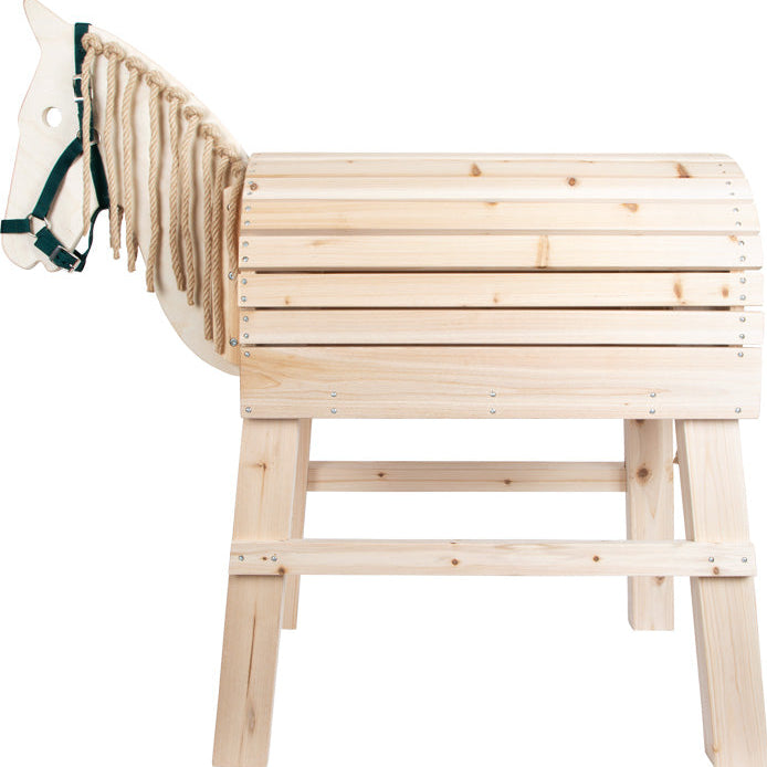 Holzpferd für den Garten: Seilmähne, kastenförmiger Körper, vier Beine - perfekt für Kinder.