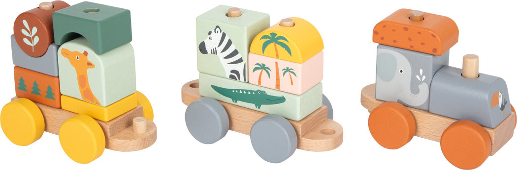 Drei Holzzug-Waggons aus Holz mit Steck- und Stapelspiel-Steckblöcken zum Thema Tiere und Natur in sanften, von Safari inspirierten Farben.