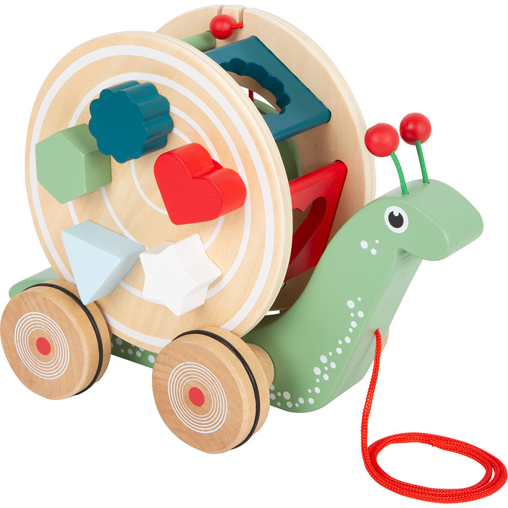 Bunte Ziehschnecke von Holzspielzeug mit Formsortierklötzen in Rot, Blau, Grün und Weiß auf dem Panzer – perfekt als lustiges Motorik-Spielzeug für kleine Hände.