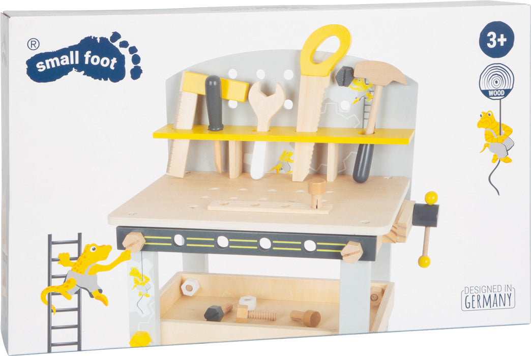 Spielzeug-Werkbank-Set aus Holz mit Werkzeugen auf einem Regal, ideal für Kinder ab 3 Jahren. Entwickelt in Deutschland, um handwerkliches Geschick durch kreatives Rollenspielzeug zu fördern.