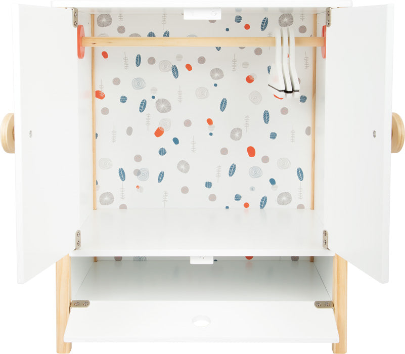 Offener weißer Kleiderschrank aus Holz mit gemusterter Rückwand, Kleiderstange und unterem Regal, alles leer – perfekt als Puppenmöbelstück, um Ihre Lieblingspuppenkleidung zu organisieren.
