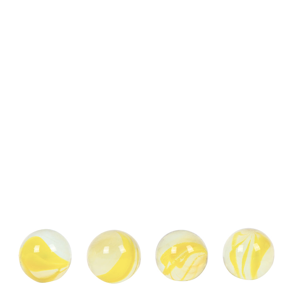 Vier gelb-weiße Murmeln sind in einer Reihe vor weißem Hintergrund aufgereiht und eignen sich perfekt für die Verwendung mit Ihrer Klang-Murmelbahn, um das Spielerlebnis akustisch zu bereichern.