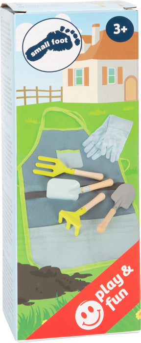 Kinder-Gartenhelfer-Set mit Handschuhen, Werkzeug und Schürze auf einer Box mit der Aufschrift „small foot“ – perfekte Gartengeräte für Kinder und kleine Hobbygärtner ab 3 Jahren.