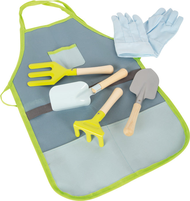 Kinder-Gartenhelfer-Set mit Handschuhen, Schürze, zwei Rechen und zwei kleinen Schaufeln übersichtlich angeordnet – perfekte Gartengeräte für Kinder und kleine Hobbygärtner.