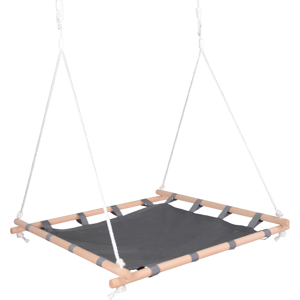 Ein kinderfreundliches Design: Diese quadratische Nestschaukel bietet einen stabilen Holzrahmen, einen schwarzen Sitz aus Stoff und weiße Aufhängeseile.
