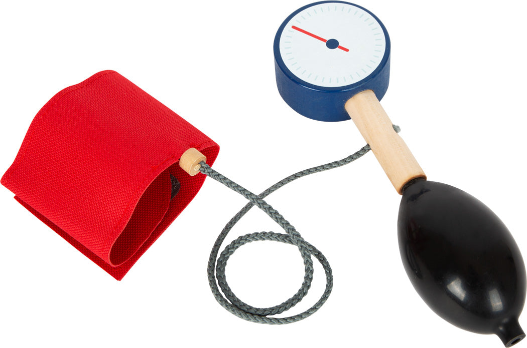 Ein Spielzeug-Blutdruckmessgerät mit roter Manschette, Manometer und schwarzer Quetschbirne – perfekt für jedes Arzt-Patienten-Rollenspiel oder als Teil eines Notarzt-Spielsets.