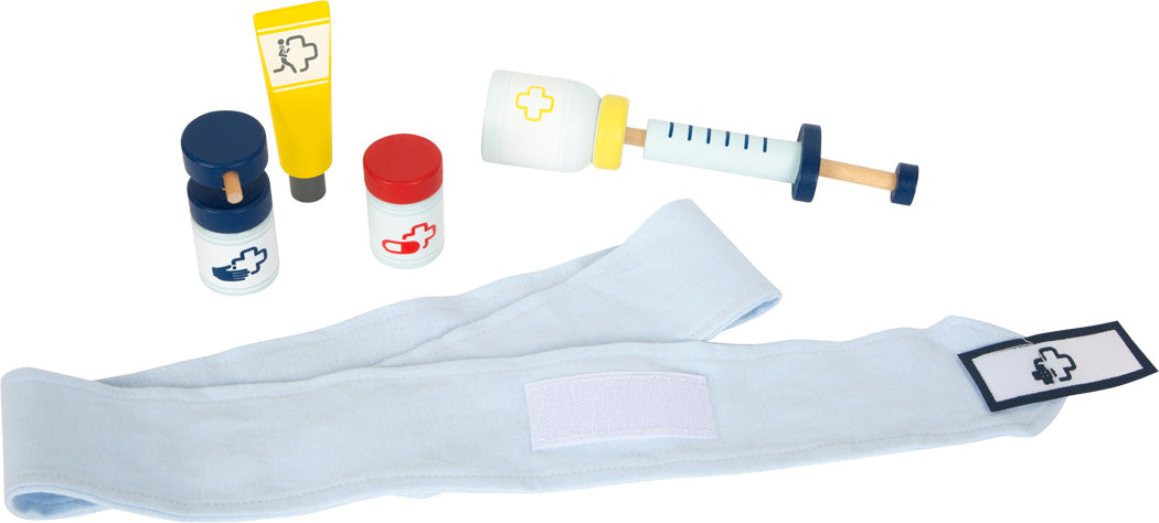 Spielzeug-Medizinkasten, perfekt für das Arzt-Patienten-Rollenspiel, mit einer Spritze, Salben, Flaschen und einem hellblauen Stoffverband mit Klettverschluss.