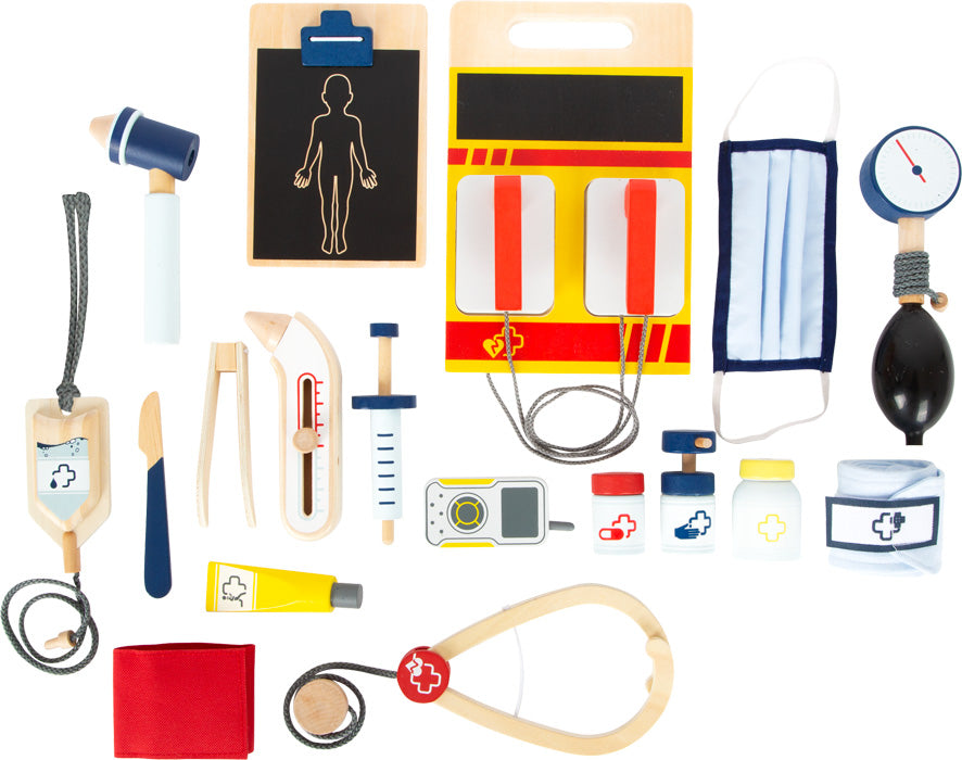 Ein Set farbenfroher medizinischer Spielzeuginstrumente aus Holz, darunter ein Stethoskop, eine Spritze und ein Klemmbrett, ordentlich angeordnet – perfekt für ein fantasievolles Arzt-Patienten-Rollenspiel.