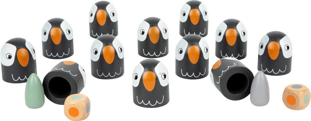 Spielfiguren aus Holz in Form von schwarzen Vögeln, Zapfen und zwei Würfeln, angeordnet auf einer weißen Fläche – perfekt für ein Farben-Memo oder Gedächtnisspiel Gesellschaftsspiel.