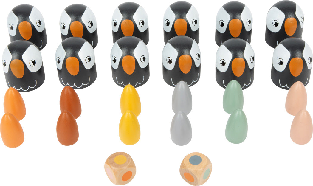 Zwölf Pinguinfiguren mit bunten Eiern und zwei Würfeln sind in ordentlichen Reihen auf weißem Hintergrund angeordnet, bereit für ein Farben-Memo Gedächtnisspiel, das als cleveres Gesellschaftsspiel Spaß für alle Altersgruppen verspricht.