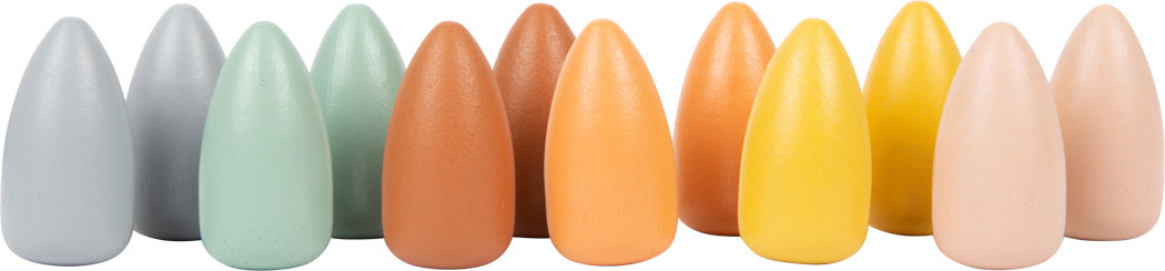Zwölf glatte, kegelförmige Holzteile in Pastelltönen, in einer Reihe angeordnet – perfekt zum Spielen eines Farben-Memos oder anderer kreativer Gedächtnisspiele.