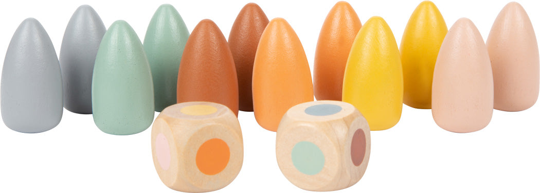 Zwölf bunte Holzkegel und zwei Würfel mit farbigen Punkten in Reihen auf weißem Grund angeordnet – dieses Farben-Memo Gedächtnisspiel ist ein lustiges Gesellschaftsspiel, das spielerisch das Gedächtnis und die Farberkennungsfähigkeiten fordert.