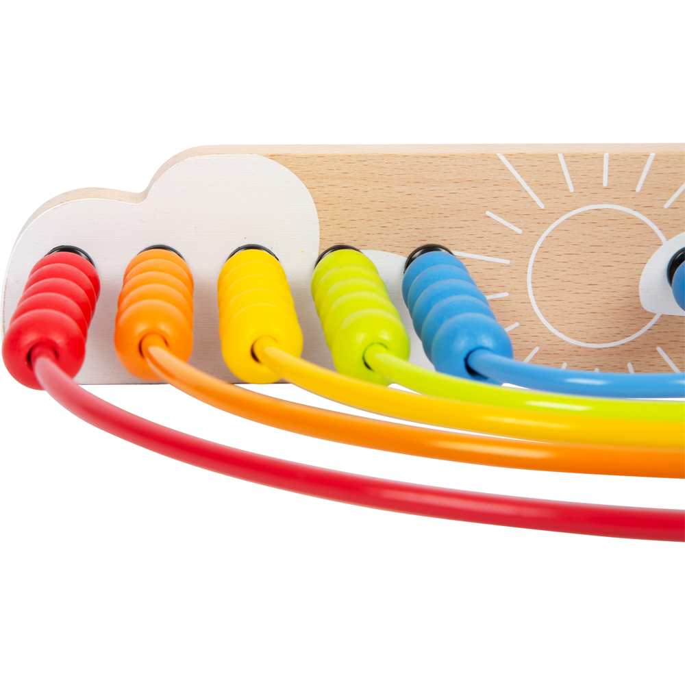 Nahaufnahme von bunten Perlen auf gebogenen Drähten einer hölzernen Motorikschleife, angeordnet in einem Regenbogenmuster – eine bezaubernde Kinderzimmerdekoration und praktisches Lernspielzeug.