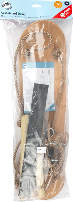Eine verpackte Skateboard-Schaukel aus Holz mit verstellbaren Handgriffen und Seilen, inklusive Anti-Rutsch-Matte, geeignet für Kinder ab 3 Jahren.