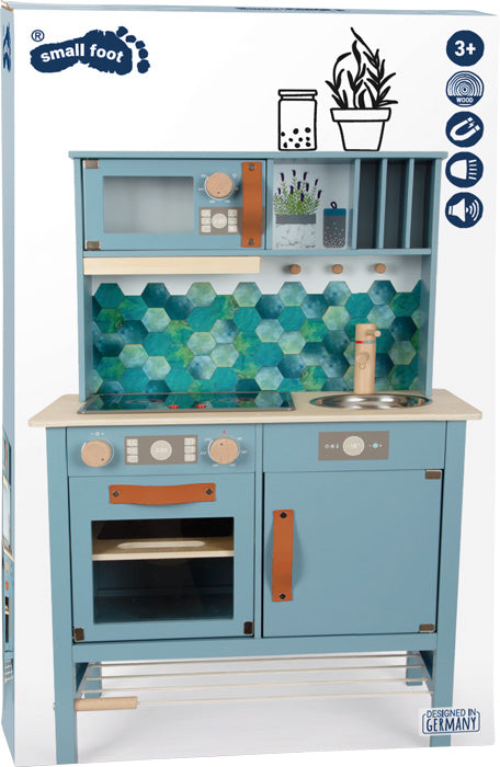 Spielküche als Designobjekt: Die Rauchblau-Kabinette, Hexagon-Rückwand, Herd, Ofen, Spüle und Ablagen machen diese Kinderküche zum stilvollen Highlight.