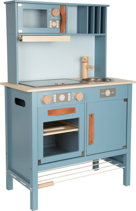 Rauchblaue Spielküche aus Holz mit Ofen, Spüle, Herd, Mikrowelle und Regalen – ein stilvolles Designobjekt fürs Kinderzimmer.