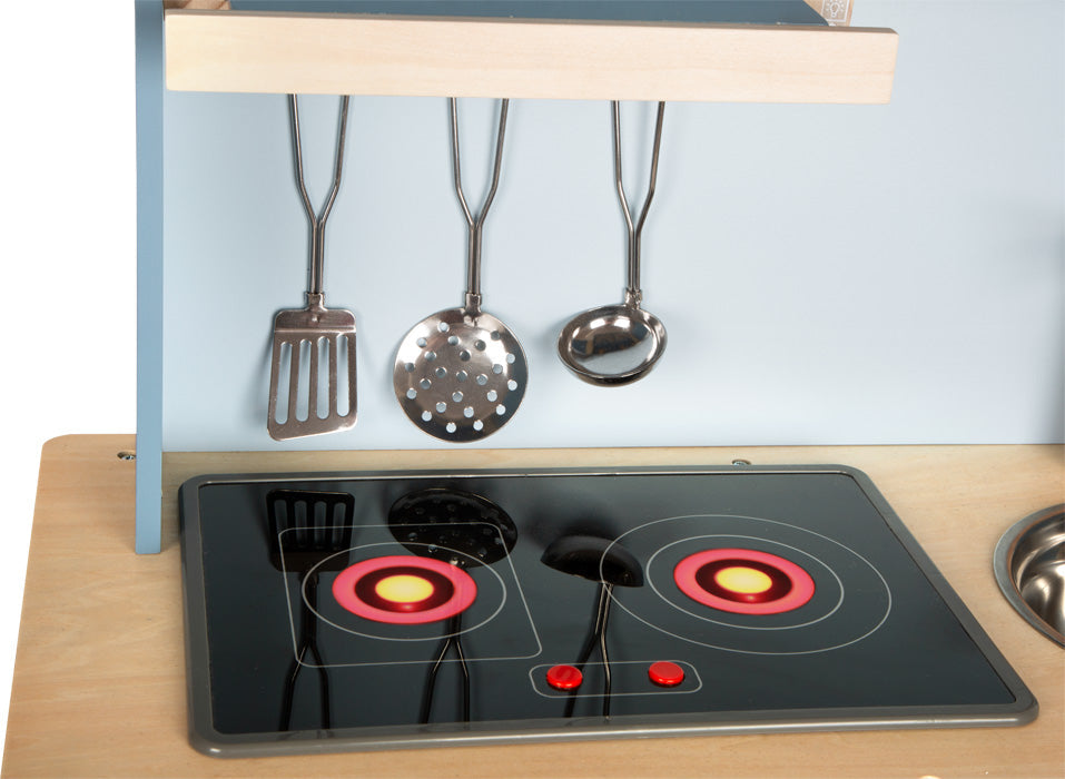 Spielküche im Rauchblau: Diese Spielzeugküche mit rotem Brenner ist ein echtes Designobjekt, komplett mit vier Metallutensilien an Haken darüber.