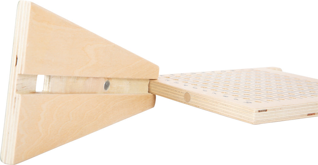 Ein dreieckiger Holzständer