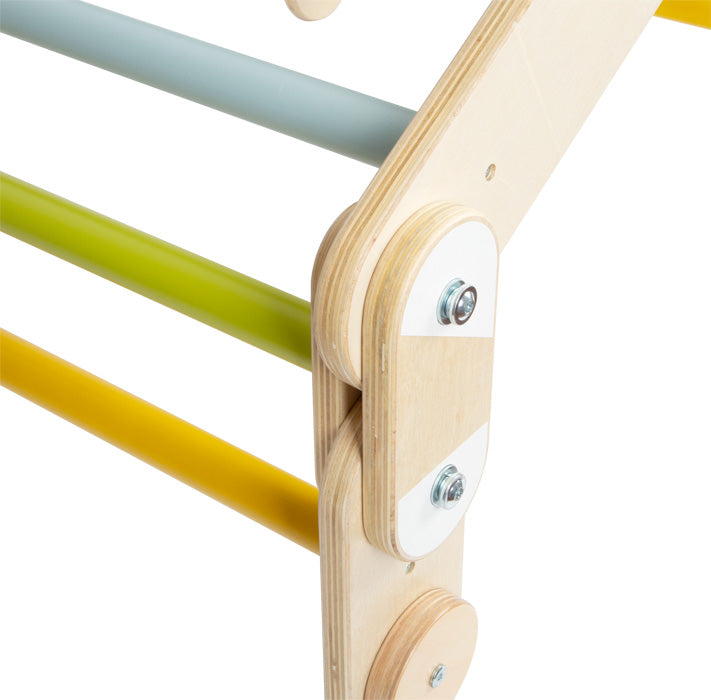 Nahaufnahme eines hölzernen Klettergerüsts „Kletterdreieck“ mit bunten Sprossen in Gelb, Grün und Hellblau – perfektes Bewegungsspielzeug, um die Kreativität von Kindern zu fördern.