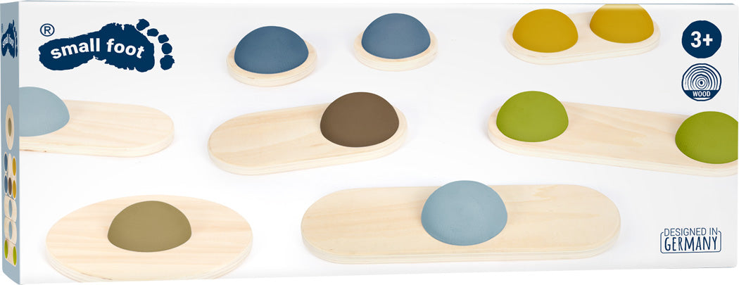 Balancebretter aus Holzspielzeug mit bunten Halbkugeln fördern die Koordination und den Gleichgewichtssinn von Kindern und sind für Kinder ab 3 Jahren geeignet.