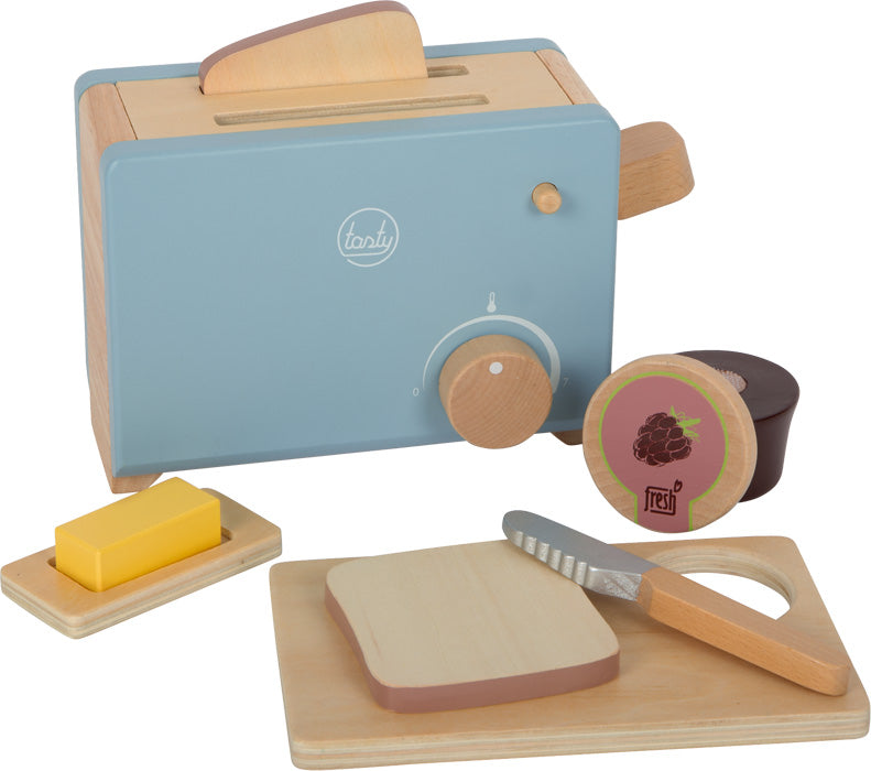 Spielzeug-Toasterset aus Holz mit Zubehör für die Kinderküche, darunter Brot, Butter, ein Messer, ein Schneidebrett und ein Glas Marmelade.