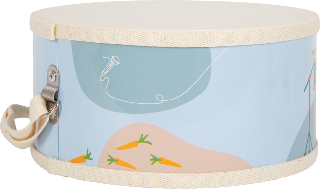Runde Kindertrommel mit blauen und beigen Seiten, verziert mit Karotten und einer Mikrofonillustration – perfekt für musikalische Früherziehung.