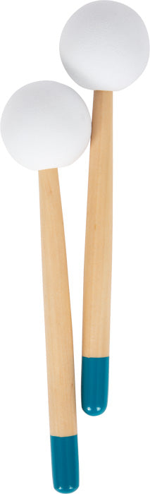 Zwei Holzschlägel mit weißen runden Köpfen und blaugrünen Spitzen an den Griffen, nebeneinander angeordnet – ideal für eine Kindertrommel in der musikalischen Früherziehung.