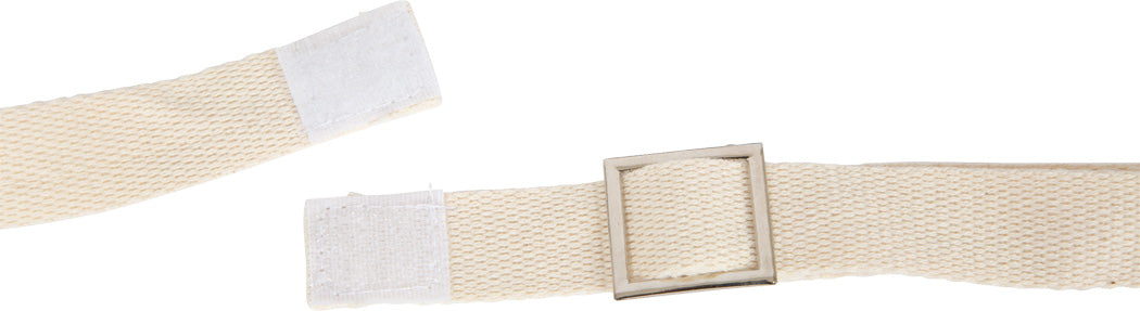 Beigefarbener Stoffgürtel mit einer rechteckigen Metallschnalle und einem Klettverschluss, ideal für den Einsatz mit Kindertrommeln oder schalldämpfenden Überzügen in der musikalischen Früherziehung, dargestellt auf weißem Hintergrund.
