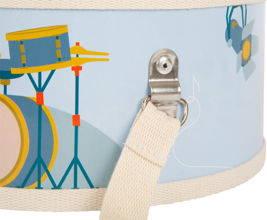 Nahaufnahme einer Kindertrommel mit weißem Riemen und einer Abbildung von Schlagzeugsets auf der Seite – ideal für musikalische Früherziehung.