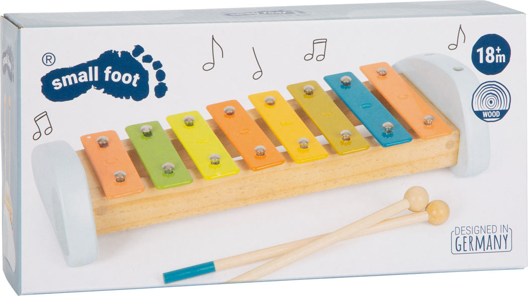 Box mit buntem Holz-Xylophon-Spielzeug und Schlägeln, mit farbcodierten Klangstäben zur Unterstützung von Rhythmus- und Taktgefühl, beschriftet mit small foot, ab 18 Monaten.