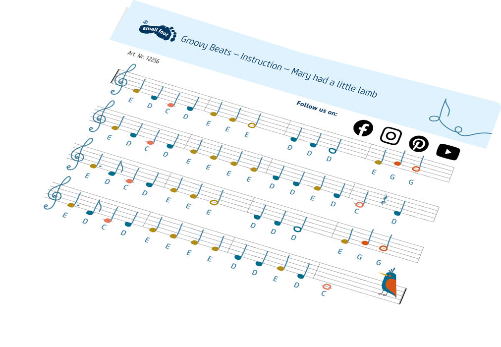 Die Noten für „Mary Had a Little Lamb“ mit den farbigen Noten E, D und C zeigen kindgerechte Motive und eignen sich perfekt zur musikalischen Früherziehung. Social-Media-Symbole werden oben angezeigt.
