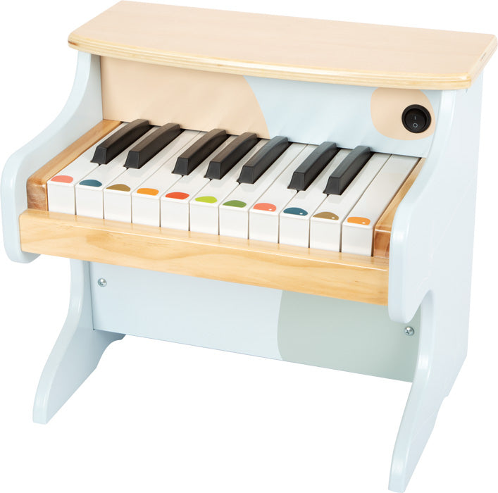 Kleines Spielzeugklavier aus Holz mit bunten Notenmarkierungen auf den weißen Tasten, hellblauen und beigen Akzenten und kindgerechten Motiven – perfekt zur musikalischen Früherziehung.