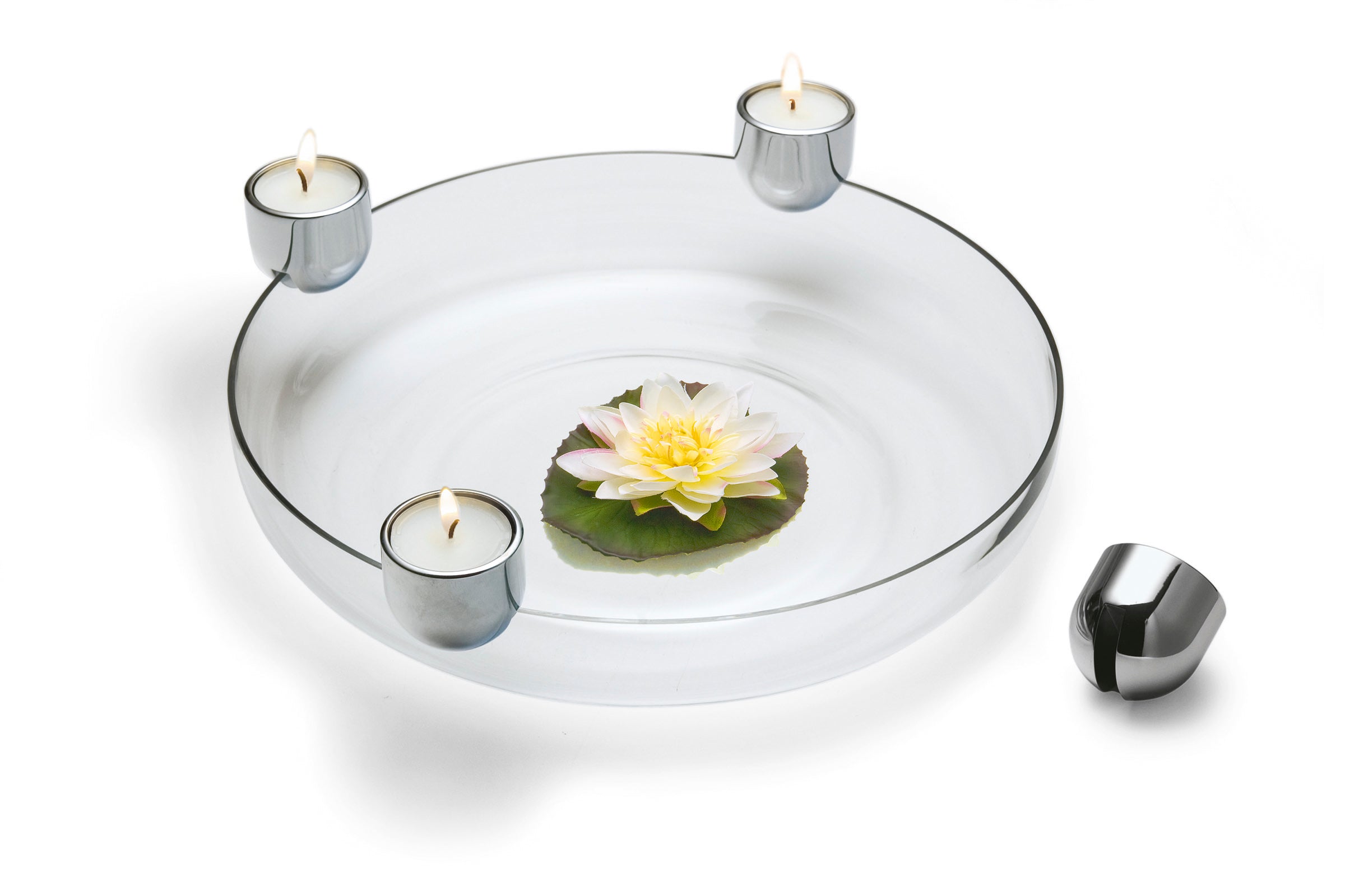 Eine Glasschale mit einer schwimmenden Blume und drei brennenden Teelichtern im ARENA Teelichthalter am Rand verleiht dem klassischen Adventskranz eine moderne Note.
