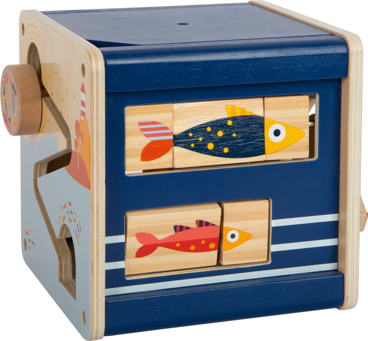 Ein Motorikwürfel-Spielzeug aus Holz mit rotierenden Blöcken, die bunte Fischillustrationen zeigen, perfekt als Motorikspielzeug für das frühe Lernen.