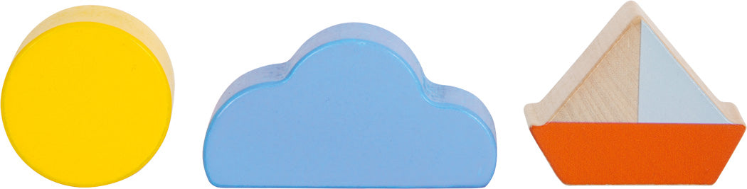 Drei Holzspielzeuge – ein gelber Kreis, eine blaue Wolke und ein orange-blaues Segelboot – perfekt als Motorikspielzeug für kleine Hände, dargestellt auf weißem Hintergrund.