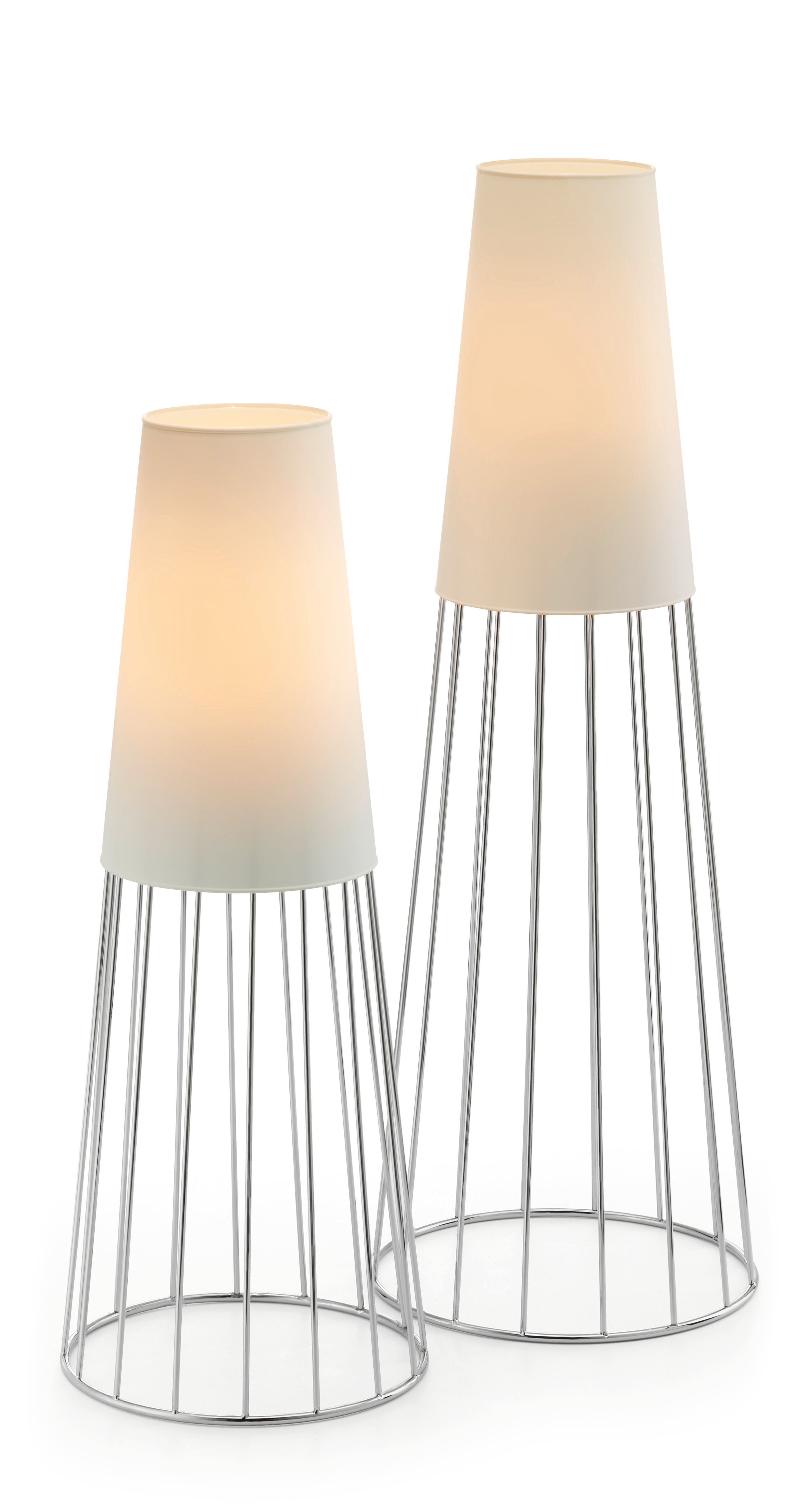 Zwei moderne Lampen mit weißen Schirmen und silbernen Drahtgestellsockeln, eine kürzere und eine höhere, leuchten beide und erzeugen stimmungsvolle Lichteffekte wie der LEUCHTTURM WÄCHTER IN DER NACHT.