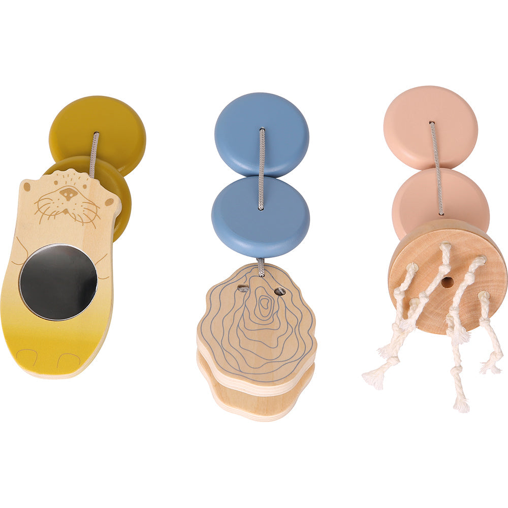 Drei hölzerne Babyrasseln mit Tiermotiven in verschiedenen Formen und Farben, ideal für die motorische Entwicklung, nebeneinander auf weißem Hintergrund angeordnet – perfektes Zubehör für jeden Baby-Spielbogen.