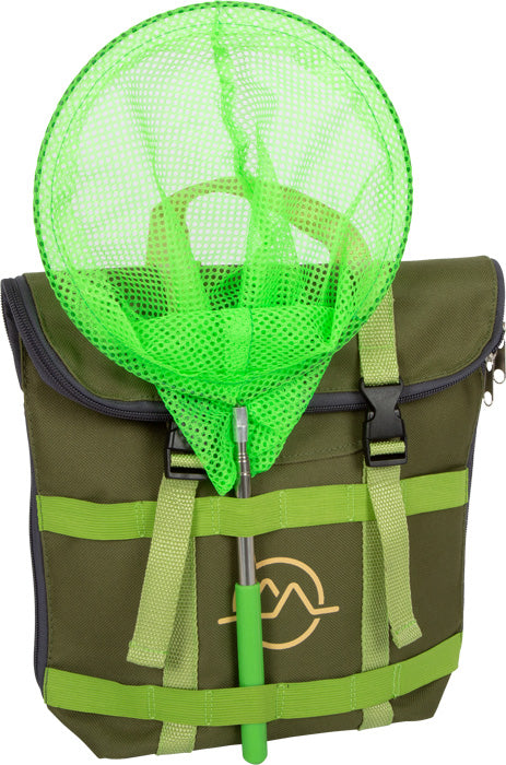 Ein grünes Fischernetz mit passendem grünen Griff ist an einem olivgrünen Rucksack befestigt und somit perfekt für Abenteuertouren.