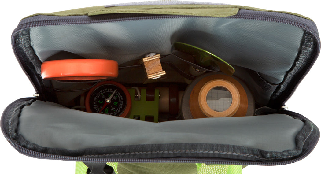 Draufsicht auf einen offenen Rucksack, gefüllt mit Campingausrüstung wie einem Kompass, einer Flasche, einer Dose und mehr – perfekte Essentials für Abenteuertouren oder zum Entdecken von Entdeckerspielzeug bei Ihrem nächsten Abenteuer.