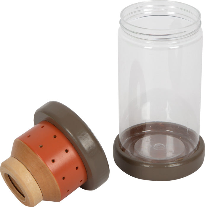 Ein durchsichtiges Plastikgefäß mit braunem Boden und separatem braun-orangefarbenem Locheinsatz, perfekt als Entdeckerspielzeug für junge Forscher auf Abenteuertouren oder verpackt im Rucksack.