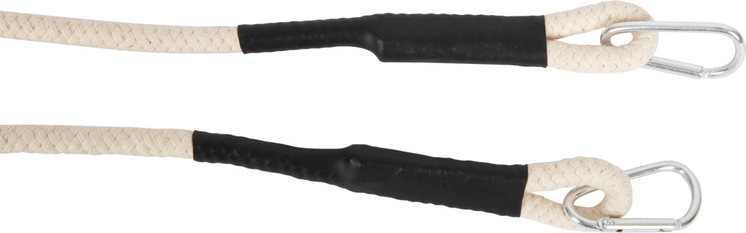 Zwei beige Seile mit schwarz umwickelten Enden und an den Enden jeweils an Schlaufen befestigten Metallclips – ideal als Outdoorgürtel oder Entdeckerspielzeug für Naturwanderungen.